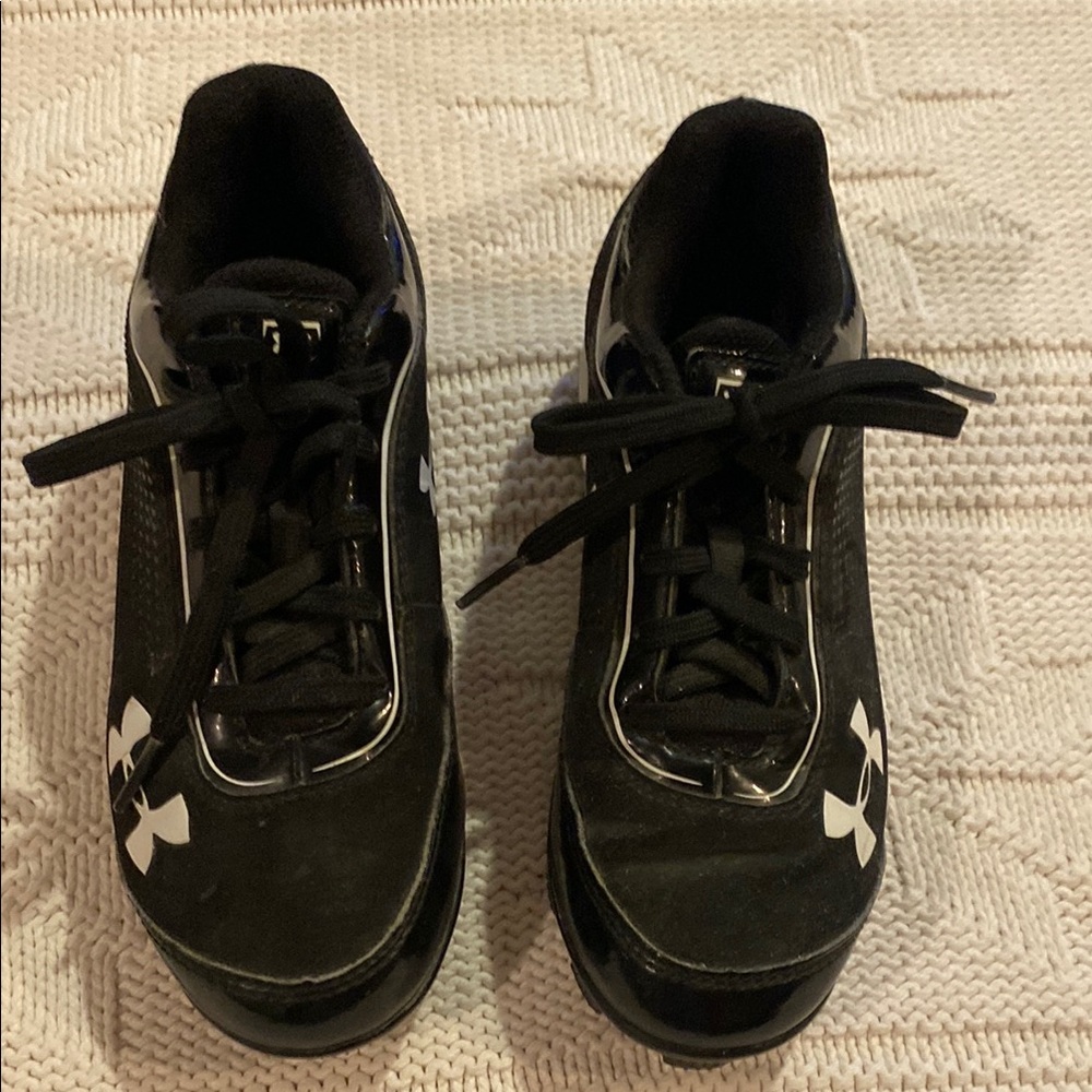 Under Armour Unisex Kids Cleats, Black/White, 1Y